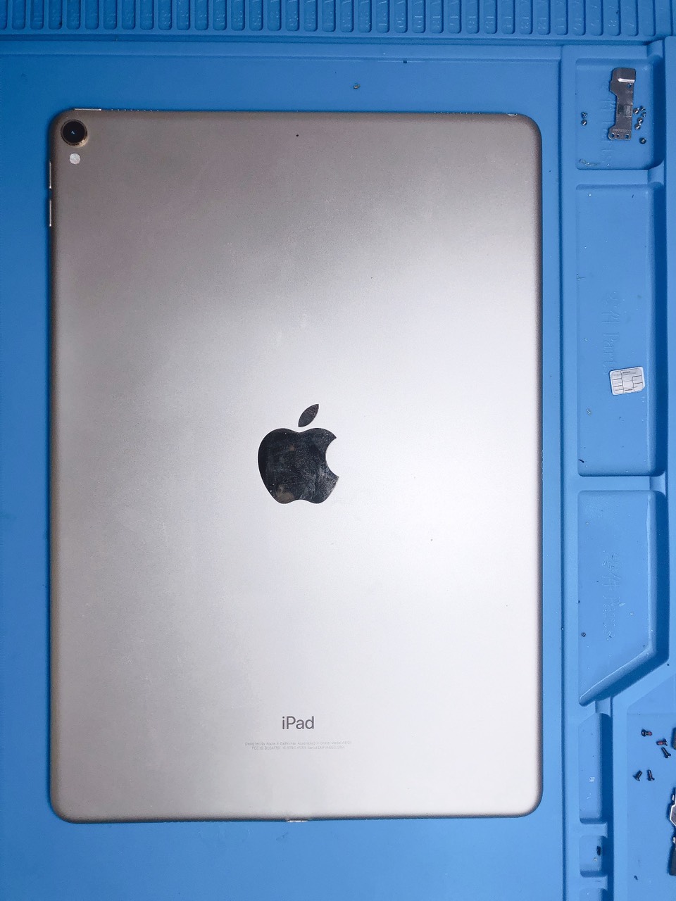 Thay vỏ iPad pro 10.5 inch Wifi giá rẻ, uy tín tại TpHCM - Bạch Long Care