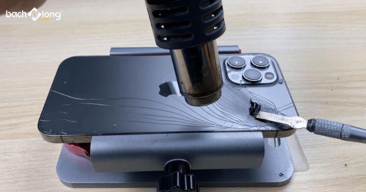 Ảnh hưởng của việc nứt vỡ kính lưng iPhone 12 Pro