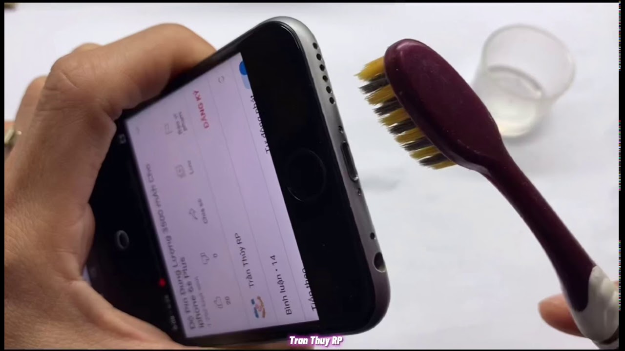Vệ sinh loa iPhone bằng bàn chải đánh răng